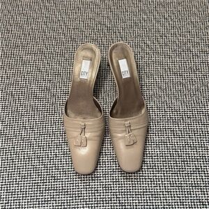 90s Women's Beige Leather Slip-On Mules | DKNY